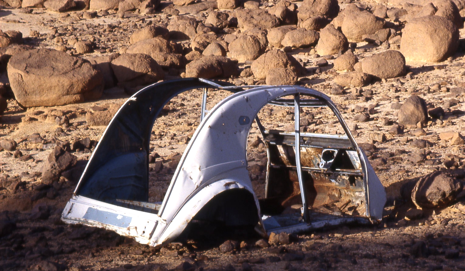 AlgeriaSahara-CarWrecks-Citroen2CV-1--a34l.jpg