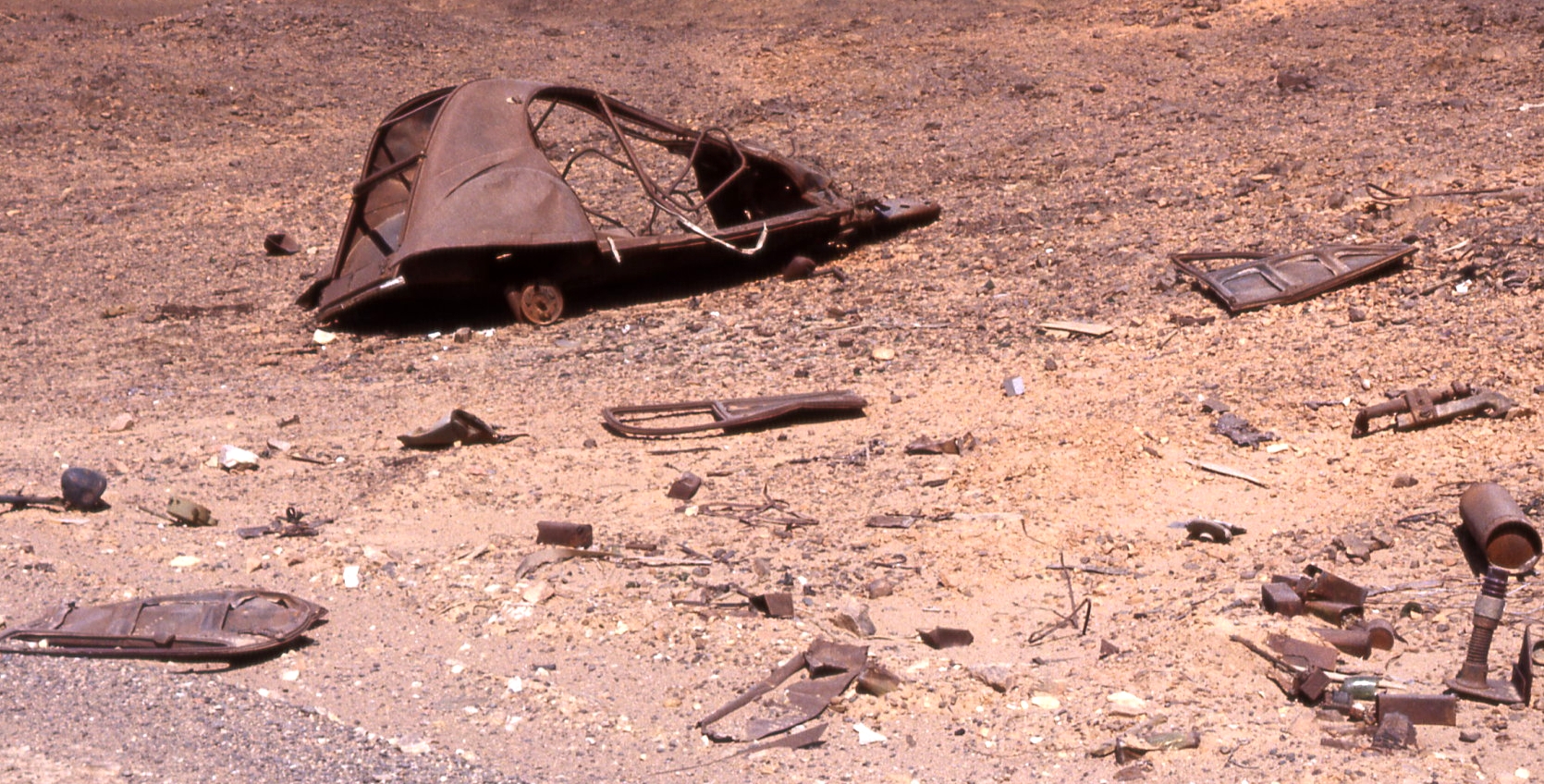 AlgeriaSahara-CarWrecks-Citroen2CV-2--a36r.jpg