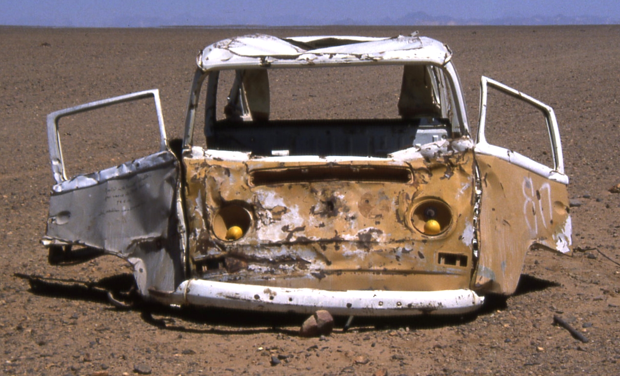 AlgeriaSahara-CarWrecks-FrontsideOfBusVW-a33r.jpg