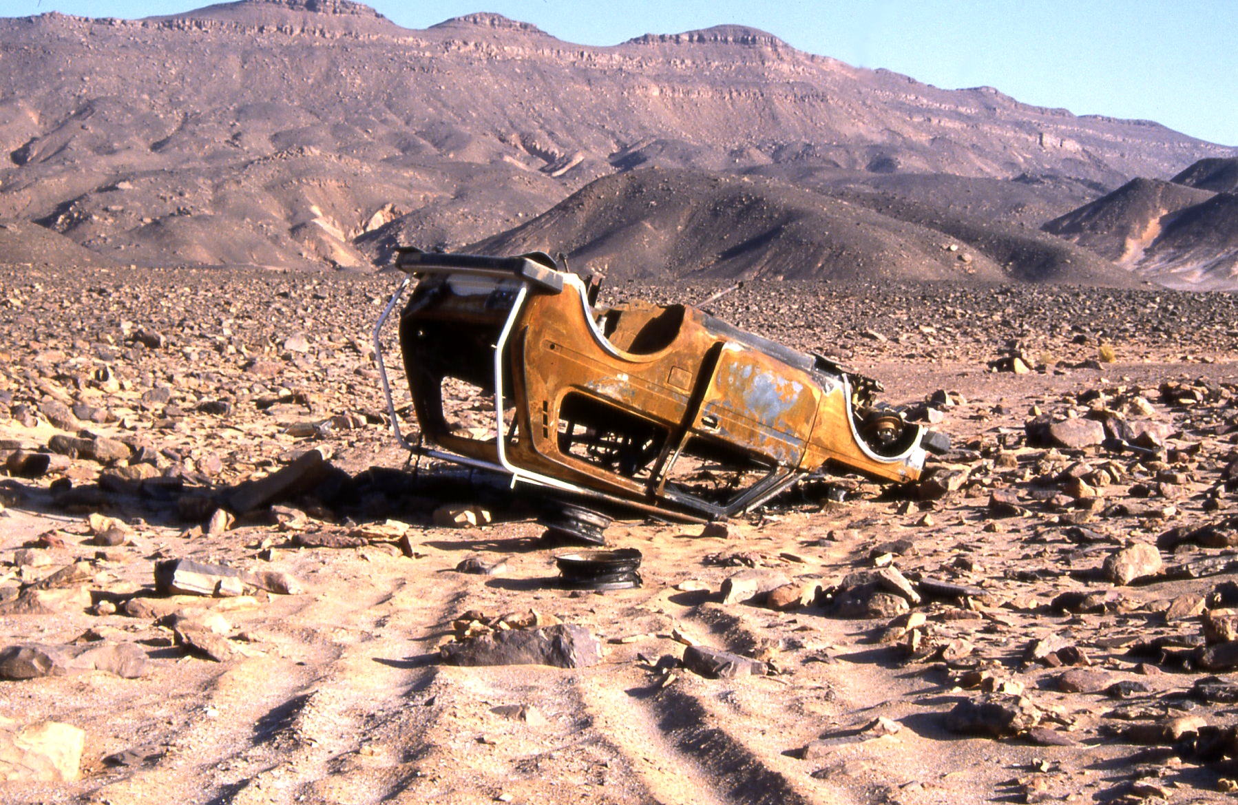 AlgeriaSahara-CarWrecks-ToppledLadaNiva--a27l-el.jpg