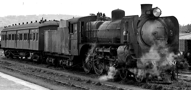 Ararat train arriving 1947