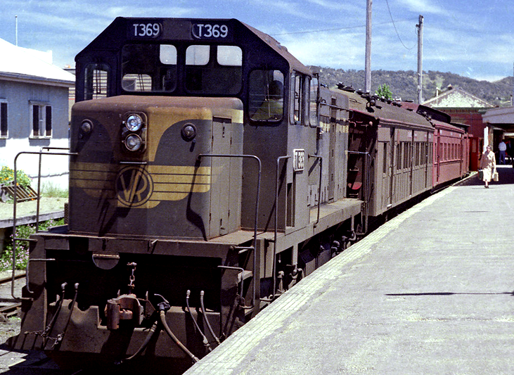 Ararat train arriving 1978