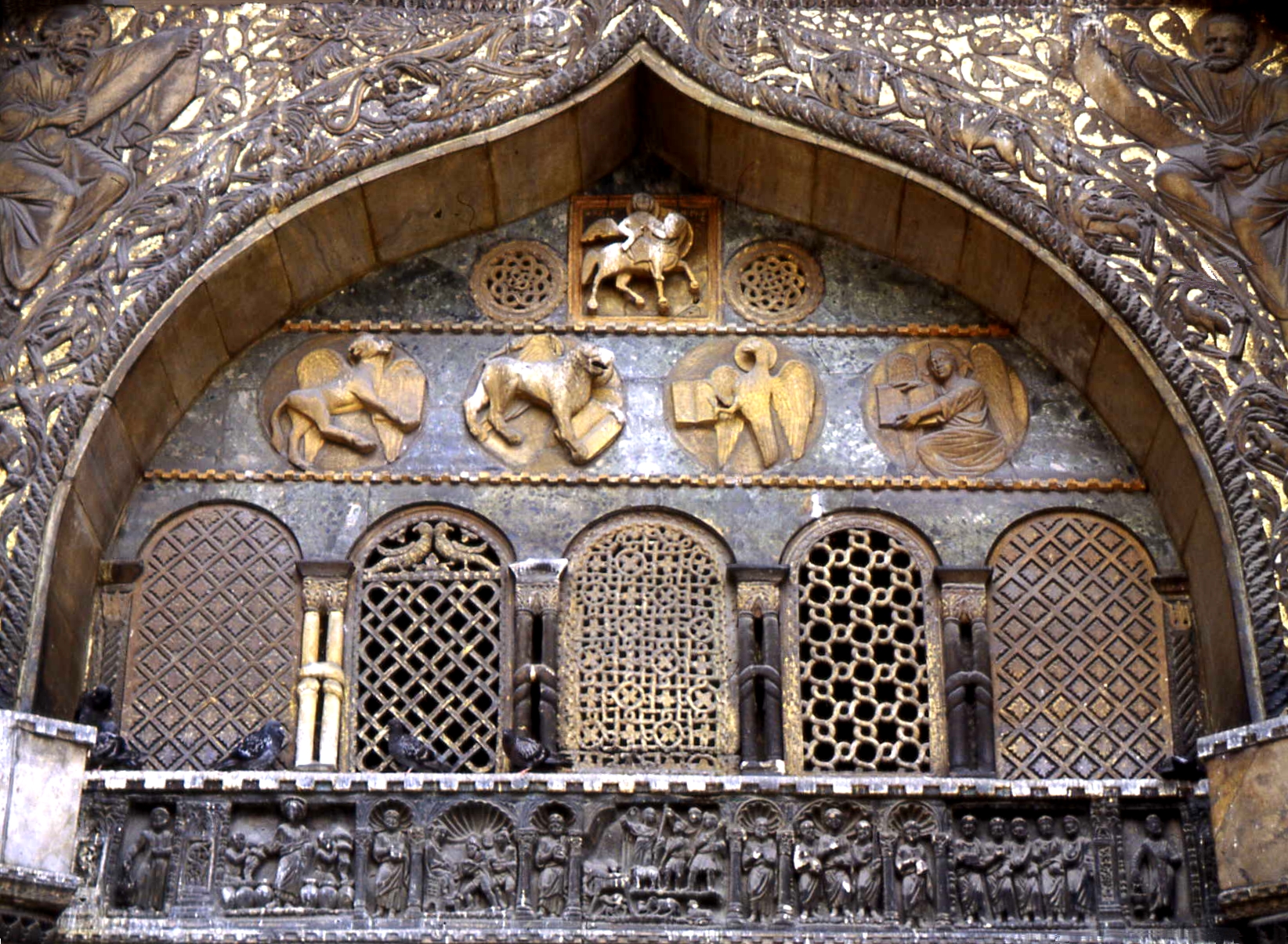 Gate with decorated upper part