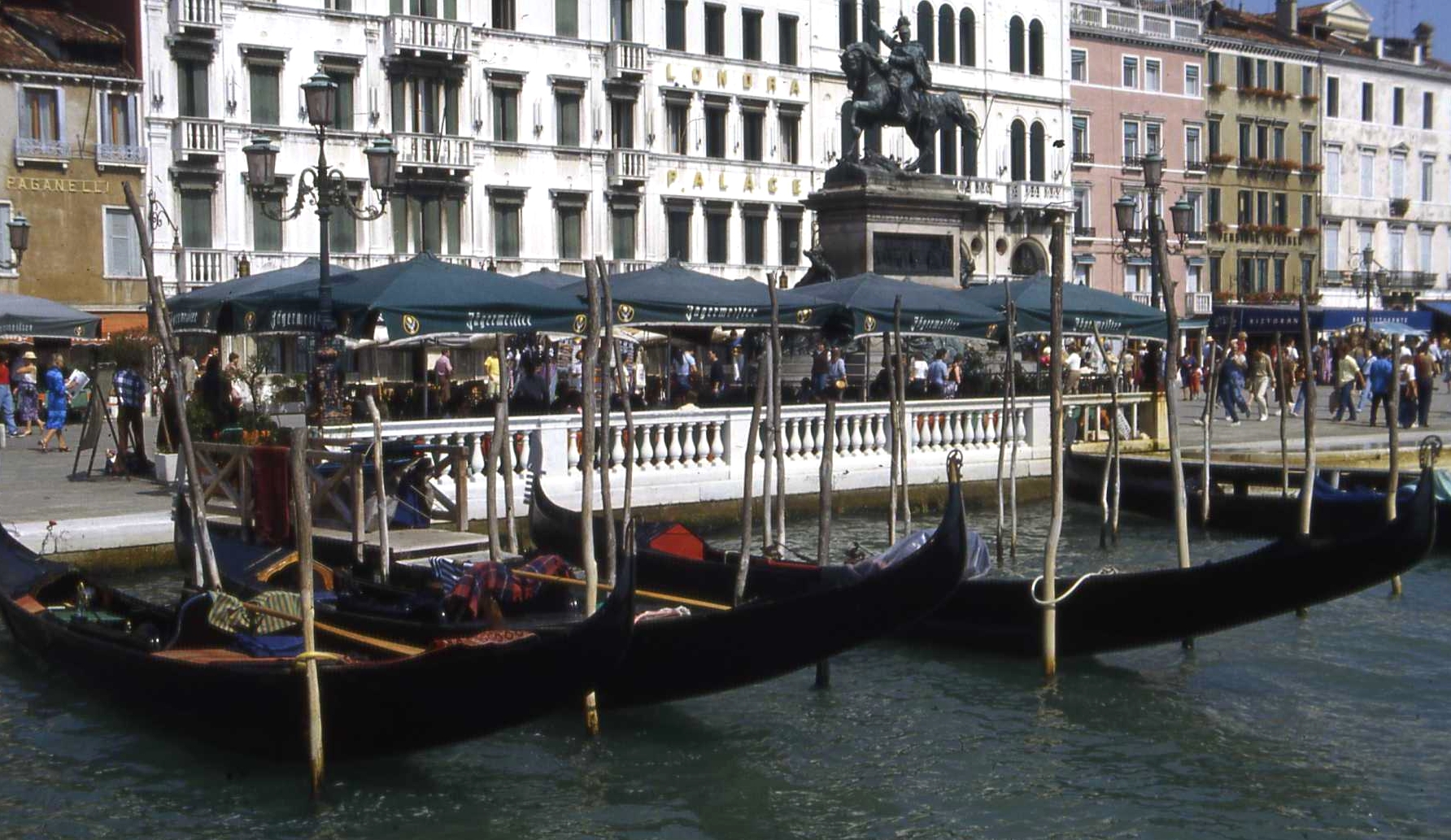 StatueAndGondolas